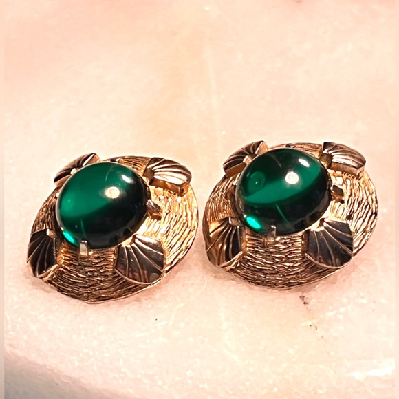 Vintage Trifari Emerald Cabochon Shell Textured Clip-On Earrings - Picture 8 of 10